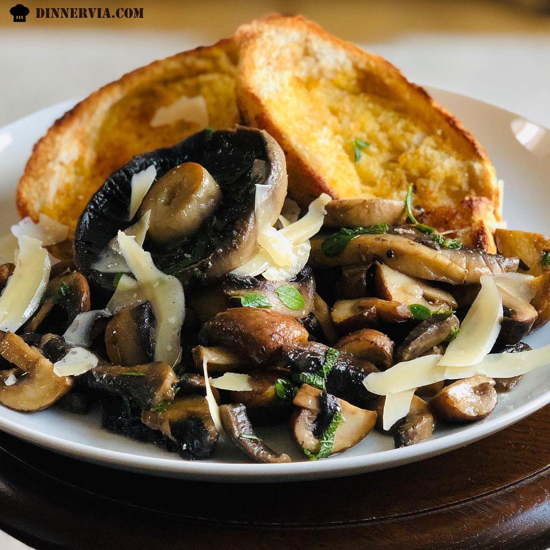 Very simple but tasty supper Medley of mushrooms with garlic